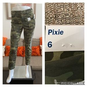 ❣️🆕Old Navy Camo Pixie Pants❣️